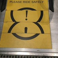 Kalau ini sih salah yang nempelinnya nih. Mungkin pas nempelin pemberitahuannya orangnya masih ngantuk. Alhasil gini deh jadinya, bikin yang lihat pusing tujuh keliling. Foto: izismile.com