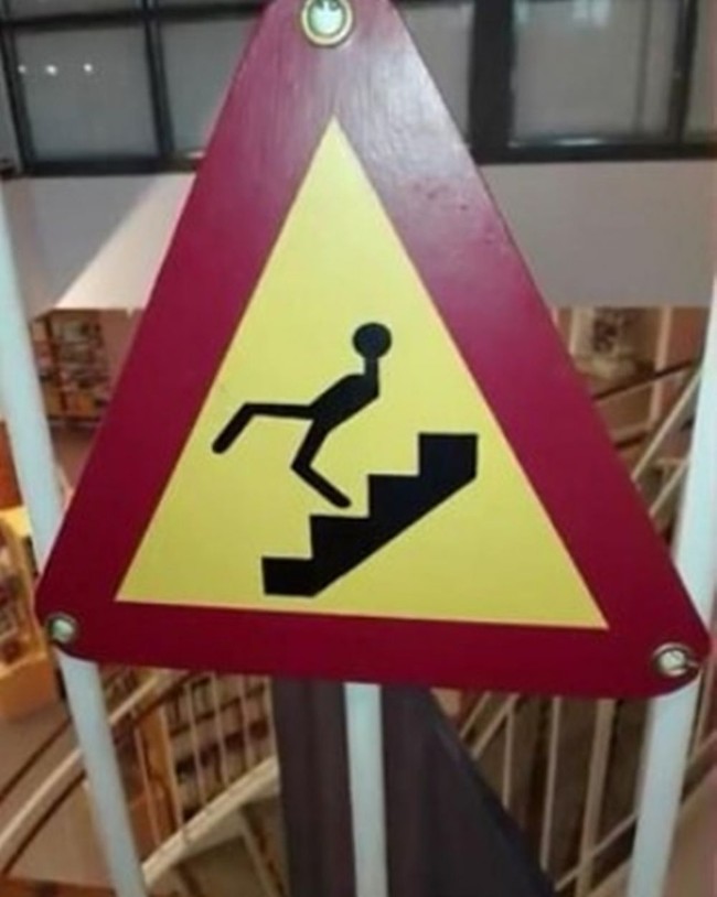 Desain gambar orangnya kok terlihat aneh ya.. Jadi auto takut naik tangga deh kalau kayak papan pemberitahuannya model kayak gini. Foto: Instagram/@humorsantuy