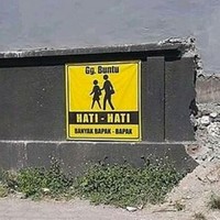 Kalau banyak bapak di gang buntu terus memangnya kenapa sih? Ada yang pernah nemuin papan pemberitahuan kayak gini juga nggak? Foto: Instagram/@humorsantuy