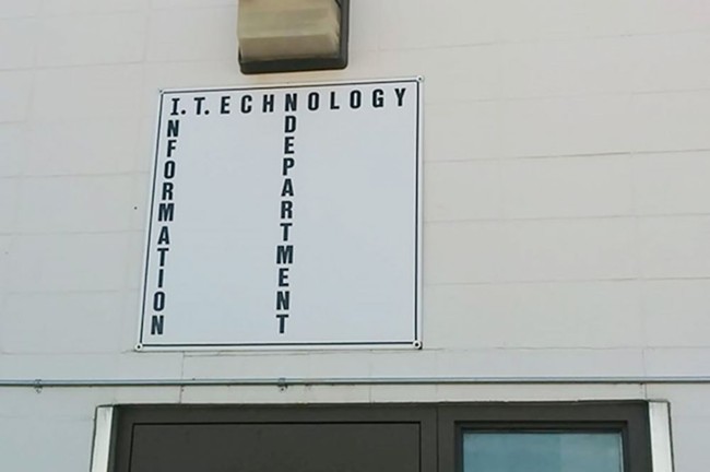 Kalau desainnya rumit begini, yang baca jadi auto pusing deh. Kamu pusing nggak baca papan pemberitahuan yang kayak gini? Foto: Reddit/@sarge21