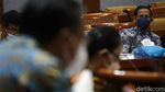 Gaya Mas Menteri Nadiem Saat Raker dengan Komisi X DPR RI