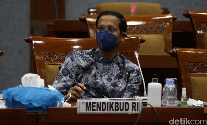 Mendikbud Nadiem Makariem melakukan rapat kerja dengan Komisi X DRI. Rapat tersebut membahas perkembangan program 1 juta PPPK Tahun 2021.