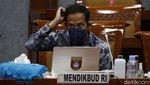 Gaya Mas Menteri Nadiem Saat Raker dengan Komisi X DPR RI