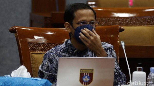 Gaya Mas Menteri Nadiem Saat Raker dengan Komisi X DPR RI