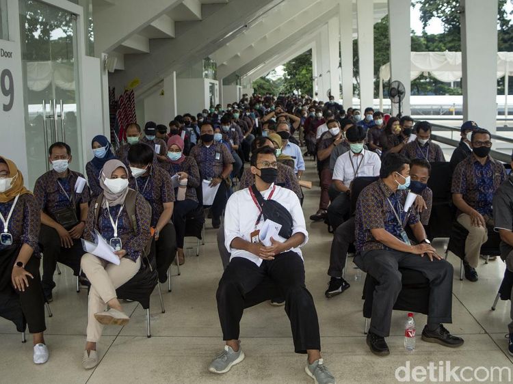 Giliran Pegawai BUMN Antre Vaksinasi Corona di Istora Senayan