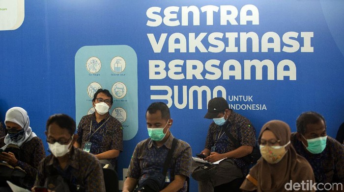 Sejumlah pegawai BUMN mendatangi kawasan Senayan, Jakarta, untuk menjalani vaksinasi COVID-19. Vaksinasi virus Corona tersebut digelar di Istora Senayan.