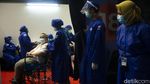 Giliran Pegawai BUMN Antre Vaksinasi Corona di Istora Senayan