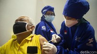 Selain pegawai BUMN, program vaksinasi COVID-19 yang digelar di Istora Senayan juga ditujukan untuk para lansia.