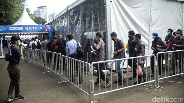 Sejumlah pegawai BUMN mendatangi kawasan Senayan, Jakarta, untuk menjalani vaksinasi COVID-19. Vaksinasi virus Corona tersebut digelar di Istora Senayan.