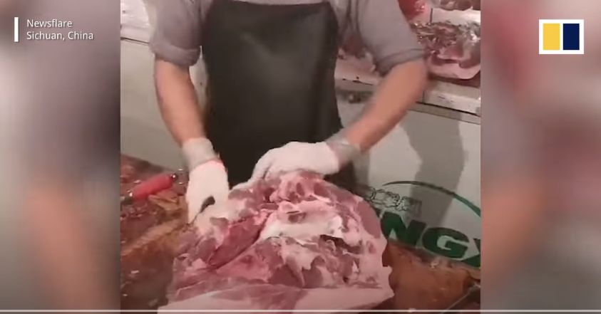 Gokil! Penjual Daging Ini Potong Daging dengan Mata Tertutup