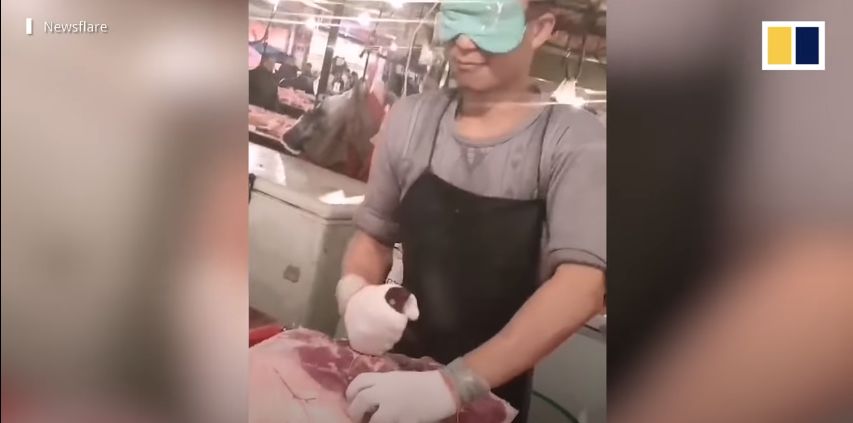 Gokil! Penjual Daging Ini Potong Daging dengan Mata Tertutup