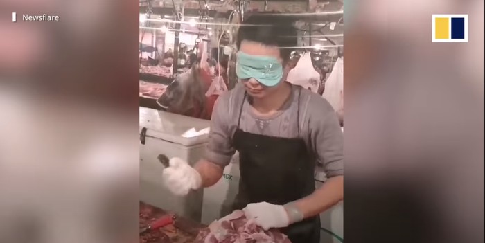 Gokil! Penjual Daging Ini Potong Daging dengan Mata Tertutup