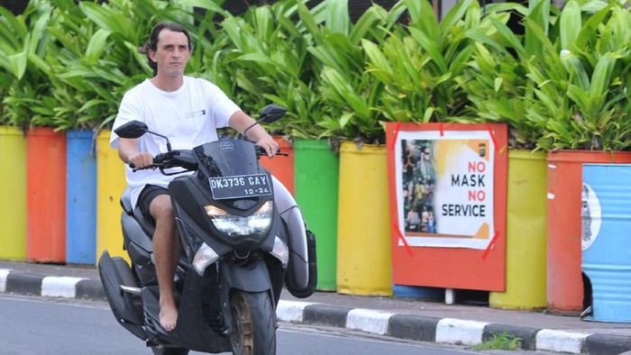 Hati-hati! Nekat Langgar Prokes di Bali WNA Bisa Kena Sanksi Bali perketat sanksi bagi WNA pelanggar protokol kesehatan di Pulau Dewata. Sanksi berupa denda administratif sebesar Rp 1 juta hingga ancaman deportasi.