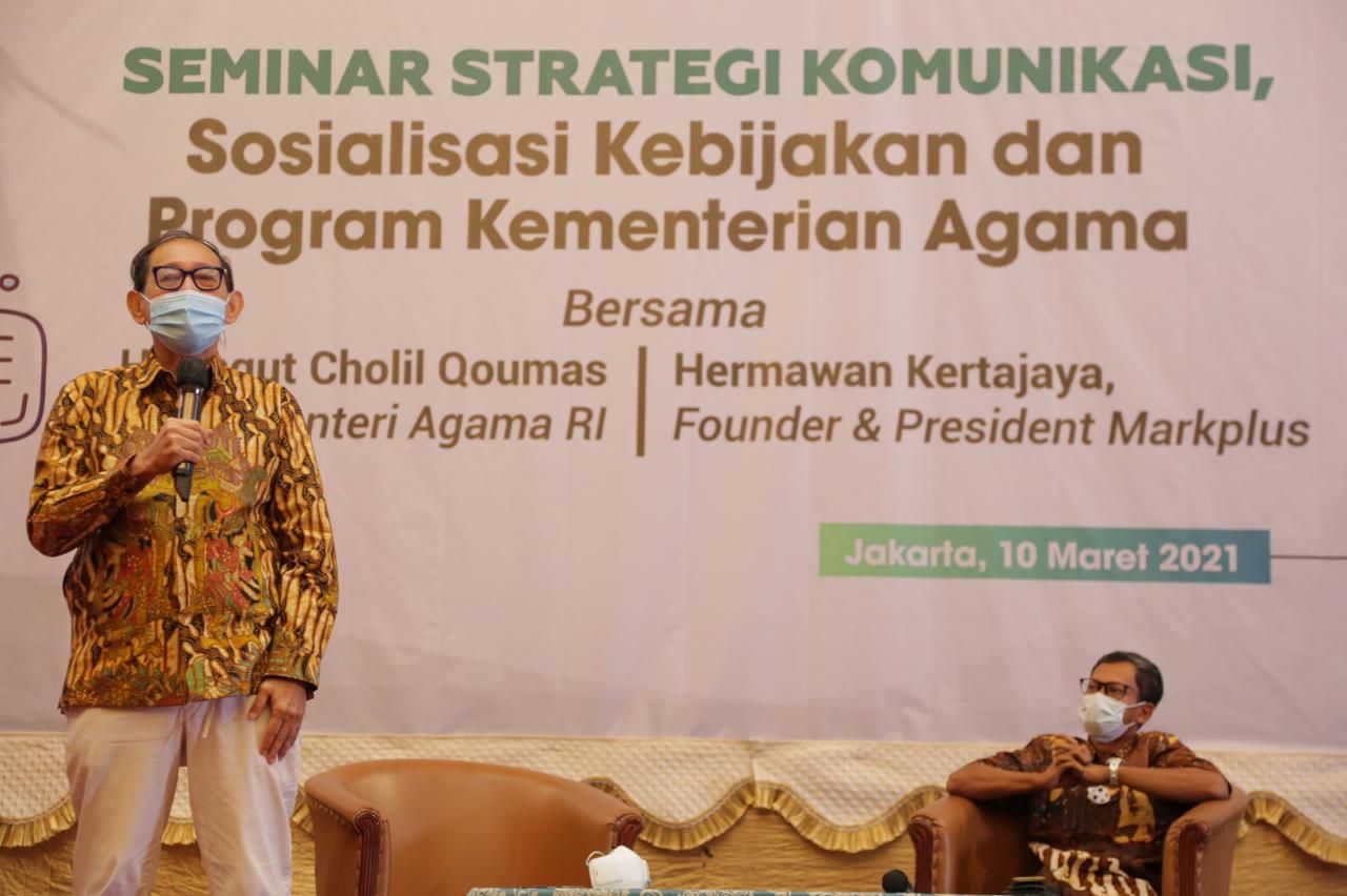 Hermawan Kartajaya memberi pemaparan di Seminar Strategi Komunikasi