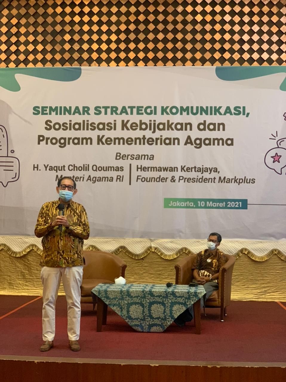 Hermawan Kartajaya memberikan pemaparan di hadapan ASN Kemenag