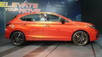 Sebagai perbandingan, Jazz memiliki panjang 4.035 mm, lebar 1.694 mm, tinggi 1.524 mm, serta jarak sumbu roda 2.530 mm. Sedangkan City Hatchback RS panjangnya 4.349 mm, lebar 1.748 mm, tinggi 1.488 mm, dengan jarak sumbu roda 2.600 mm. Foto: Luthfi Anshori