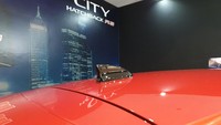 Detail lain yang ada di eksterior, ada warna hitam glossy pada Front Upper Grille, Side Door Mirror, Shark Fin Antenna. Foto: Luthfi Anshori