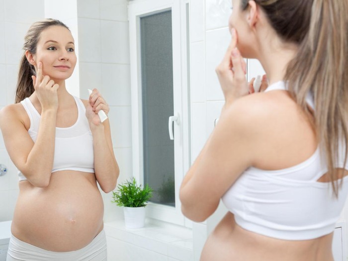 Skincare yang aman untuk ibu hamil. Foto: Getty Images/iStockphoto/LightFieldStudios