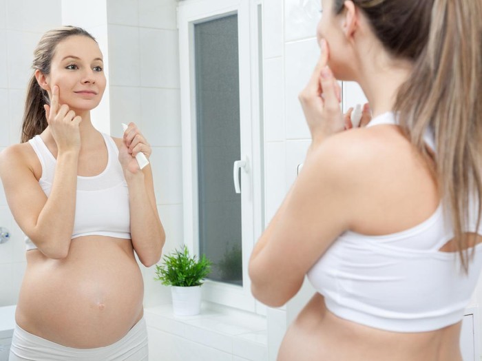 Skincare yang aman untuk ibu hamil. Foto: Getty Images/iStockphoto/LightFieldStudios Skincare yang aman untuk ibu hamil. Foto: Getty Images/iStockphoto/LightFieldStudios