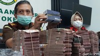 Kita melakukan pengamanan atau penggeledahan untuk menemukan barang bukti dari rumah salah satu yang kita periksa hari ini. Berhasil kita sita uang sebesar 470 juta dari total bantuan Ditjen Bina Penta Kemenaker untuk 48 kelompok, dengan nilai totoal semuanya adalah Rp 1.920.000.000 di mana masing-masing kelompok mendapatkan 40 juta, kata Kepala Kejari Purwokerto Sunarwan, Selasa (9/3/2021) malam.