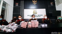 Sunarwan mengatakan sebelumnya pihaknya telah melakukan pemeriksaan terhadap saksi-saksi yang berjumlah tujuh orang, lima merupakan kelompok yang seharusnya menerima uang tersebut. Sedangkan dua orang lainnya AM (26) dan MT (37), warga Kecamatan Cilongok diduga merupakan orang yang mengambil bantuan uang dari kelompok tersebut.