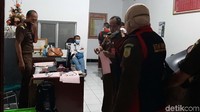 Bantuan dari Ditjen Bina Penta Kemenaker ini seharusnya diperuntukkan bagi pemberdayaan masyarakat akibat COVID-19 dengan tujuan pemberdayaan kelompok, per kelompok beranggotakan 20 orang agar bisa berusaha dan mendirikan usaha yang mandiri.