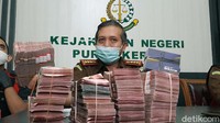 Kejaksaan Negeri (Kejari) Purwokerto, Kabupaten Banyumas mengamankan barang bukti uang senilai Rp 470 juta dari total Rp 1,9 miliar yang diduga diselewengkan. Uang tersebut semestinya digunakan untuk penanggulangan COVID-19 bantuan dari Ditjen Bina Penta Kemenaker RI untuk pemberdayaan masyarakat terdampak.