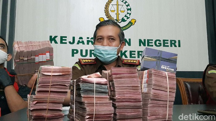 Kejari Purwokerto mengamankan barang bukti uang Rp 470 juta dari total Rp 1,9 miliar. Uang ini adalah bukti penyelewengan bantuan untuk warga terdampak COVID-19.
