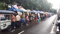 Kawasan penjual makanan kaki lima ini paling ramai pengunjung di waktu makan siang atau sore. Kebanyakan pengunjungnya adalah karyawan mall Grand Indonesia dan Plaza Indonesia. Foto: detikfood