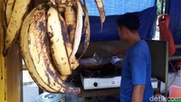 Dalam sehari, penjual bisa menghabiskan dua tandan pisang tanduk. Menu lain di gerai ini adalah pisang kepok goreng. Foto: detikfood