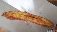 Harganya Rp 3 ribu saja per potong. Rasa pisangnya manis karena pisang tanduk didatangkan langsung dari Sukabumi. Foto: detikfood
