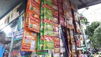 Kalau ini tempat jajan aneka minuman instan. Dengan Rp 4 ribu kamu bisa beli minuman jeruk instan yang diracik dengan tambahan banyak es batu. Foto: detikfood