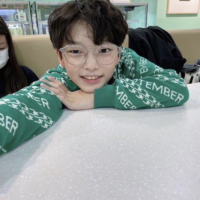 Jeong Woo Ju mencuri perhatian dengan visual tampan. Para netizen menilainya mirip Bobby iKON dan Chen EXO karena punya ekspresi serupa. Foto: Instagram wooju09zion15