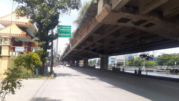 Jl Lodan Raya jelang persimpangan menuju Jl Gunung Sahari.