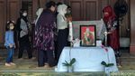 Jokowi Melayat Ibunda Hasto Kristiyanto
