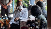 Presiden Jokowi melayat ke rumah duka di Pendopo Krido Manunggal Budaya, Gadingan, Jalan Kaliurang KM 10.9, Ngaglik, Sleman, Yogyakarta, Rabu (10/3/2021).