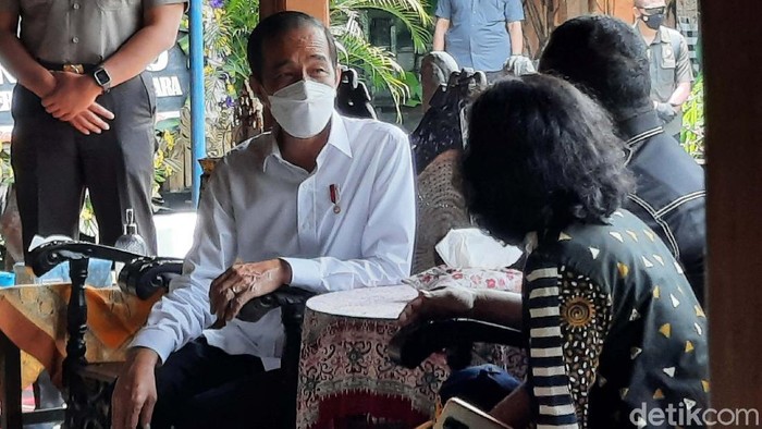 Ibunda Sekjen PDI Perjuangan Hasto Kristiyanto, Yohana Sutarmi, meninggal dunia. Presiden Jokowi pun melayat ke kediaman Hasto Sleman, Yogyakarta.
