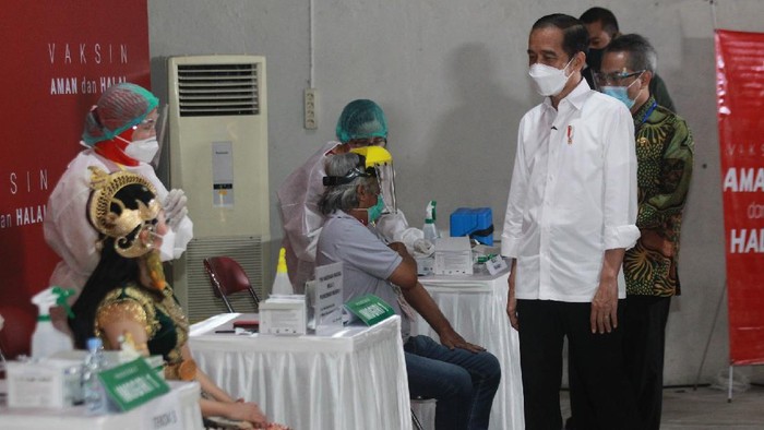 Jokowi meninjau langsung vaksinasi seniman di Bantul