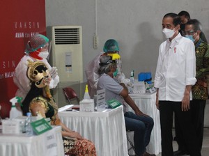 Pantau Vaksinasi Seniman, Jokowi: Agar Pekerja Seni Terlindungi