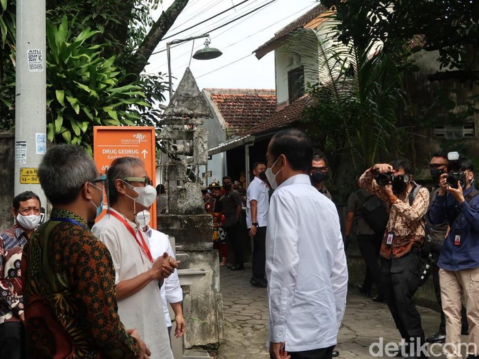Jokowi pantau vakksinasi Corona untuk seniman