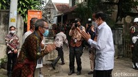 Sesampai lokasi, Jokowi disambut langsung Butet Kartaredjasa, Bupati Bantul Abdul Halim Muslih, Kapolres Bantul dan Dandim 0729/Bantul. Selanjutnya mereka masuk ke dalam PSBK untuk menyaksikan vaksinasi Corona.