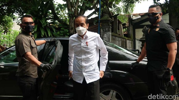 Jokowi Pantau Vaksinasi 500 Seniman