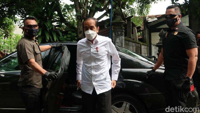 Presiden Jokowi mengunjungi Padepokan Seni Bagong Kussudiardja (PSBK) di Bantul, Yogyakarta. Jokowi  memantau vaksinasi Corona untuk 500 seniman.