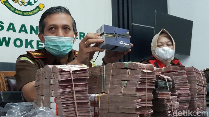 Kajari Purwokerto menunjukkan barang bukti penyelewengan dana bantuan COVID.