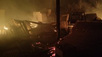 Mayat dibawa ke puskesmas oleh Kapolsek Tapung Hilir, Iptu Aprinaldi, untuk dilakukan identifikasi awal. Melihat ciri-ciri berupa kalung dan gelang, korban adalah Lubis dan Siti Aisyah. (Dok. Polres Kampar)