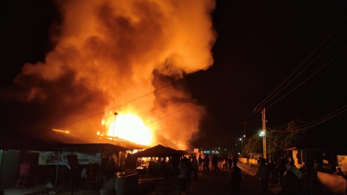Kebakaran besar terjadi di Pasar Tradisional Tapung Hilir Kampar, Riau, malam tadi. (Dok. Polres Kampar)