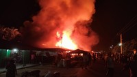 Setelah 5,5 jam kebakaran, api akhirnya dapat dipadamkan pukul 03.00 WIB. Tim polsek langsung memasang garis polisi untuk mengamankan TKP kebakaran pasar di Kampar ini. (Dok. Polres Kampar)