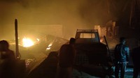 Setelah dicek ternyata di sekitar kepulan asap terlihat nyala api. Selanjutnya, saksi berteriak minta pertolongan pada warga sekitar tempat kejadian untuk membantu memadamkan api. (Dok. Polres Kampar)