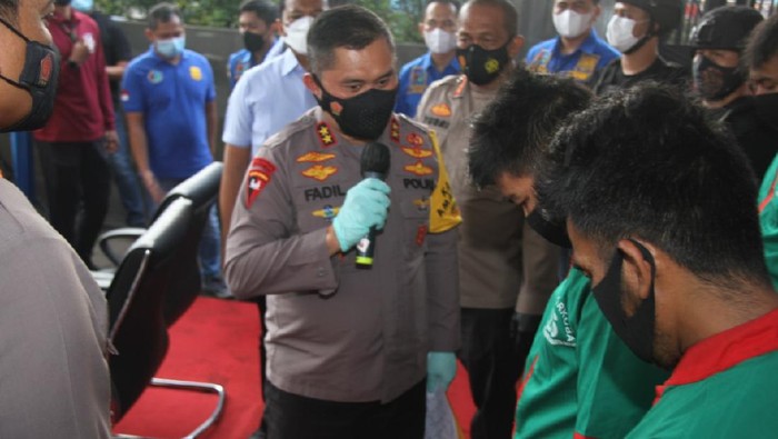 Kapolda Metro Jaya Irjen Fadil Imran memberi nasihat ke pemilik ladang ganja 114,5 ton. Foto dikirim Humas Polres Jakbar.