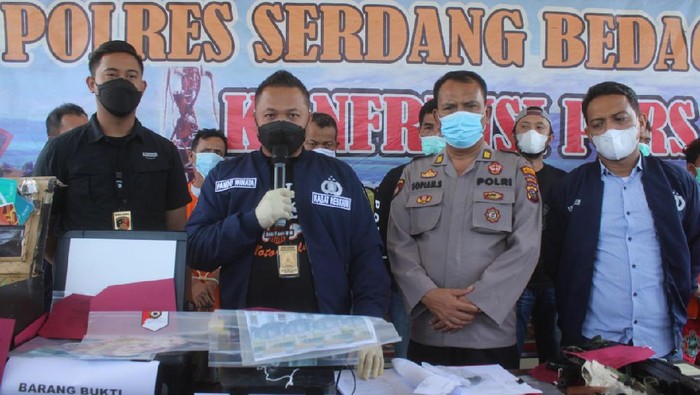 Kasat Reskrim Polres Sergai AKP Pandu Winata saat Konferensi Pers di Polres Sergai